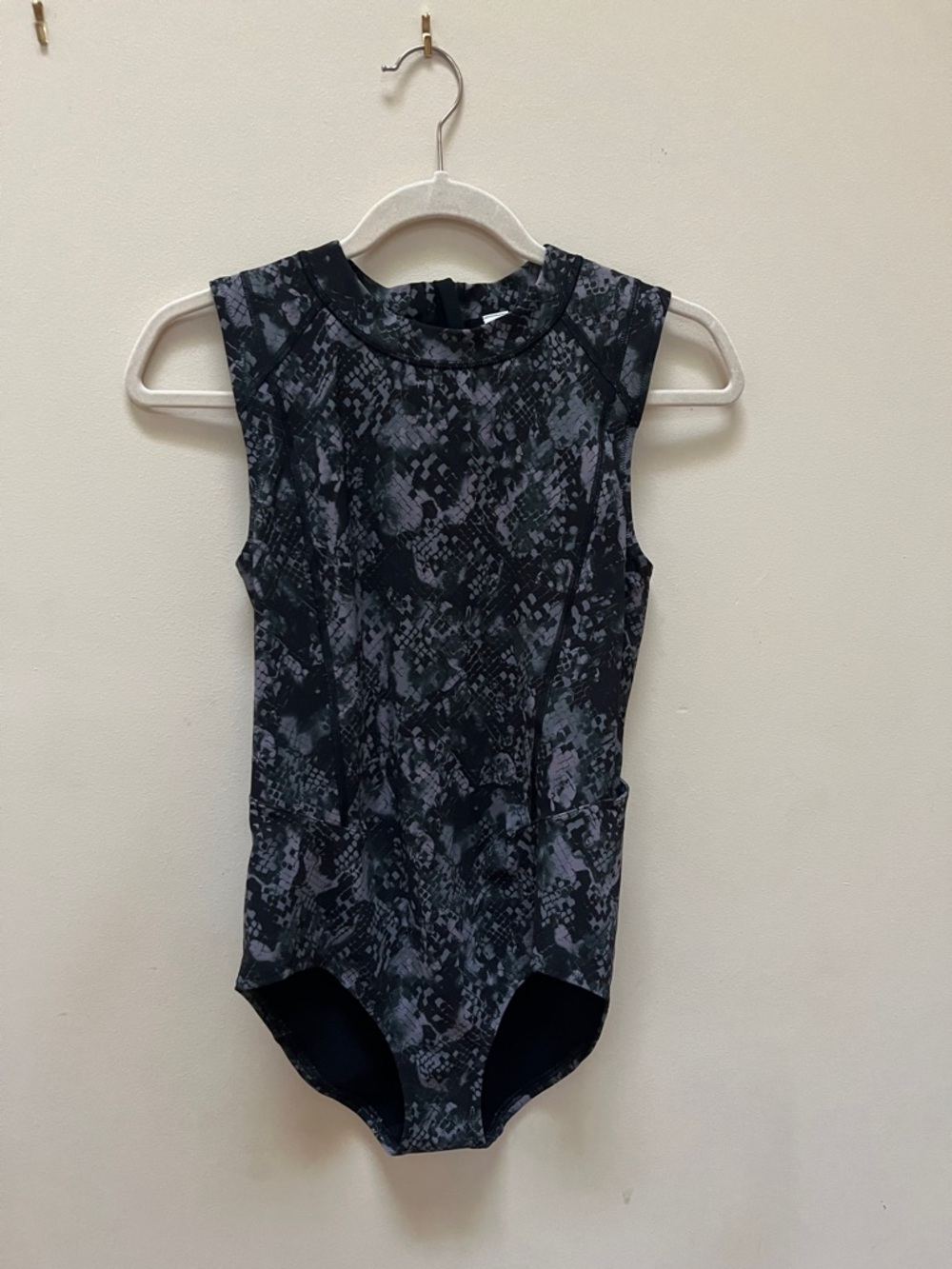 lululemon athletica zip-back Paddlesuit Swimsuit in Charcoal Snake Print EUC